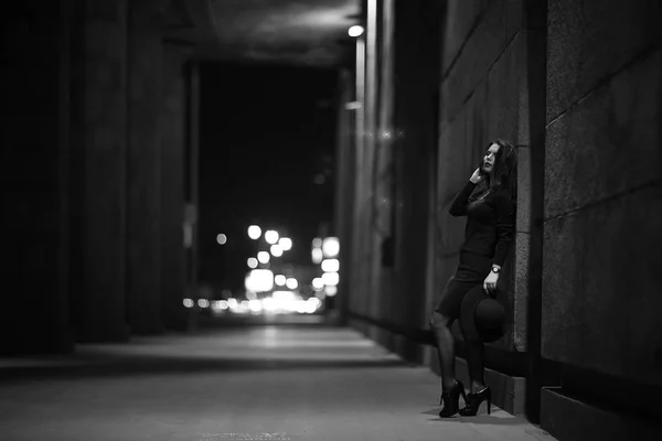 Atraktivní Mladá Žena Noci Ulice — Stock fotografie