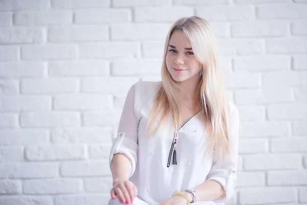 Beauty Porträtt Söt Blond Ung Kvinna Vita Kläder — Stockfoto