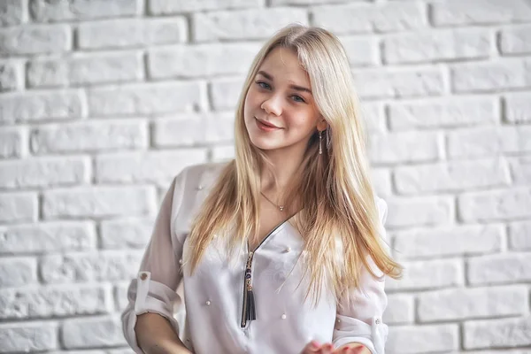 Portret Van Schoonheid Van Schattige Blonde Jonge Vrouw Witte Kleren — Stockfoto