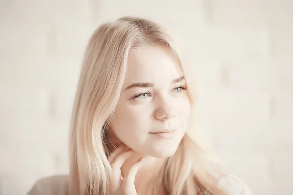 Portret Van Schoonheid Van Schattige Blonde Jonge Vrouw Witte Kleren — Stockfoto