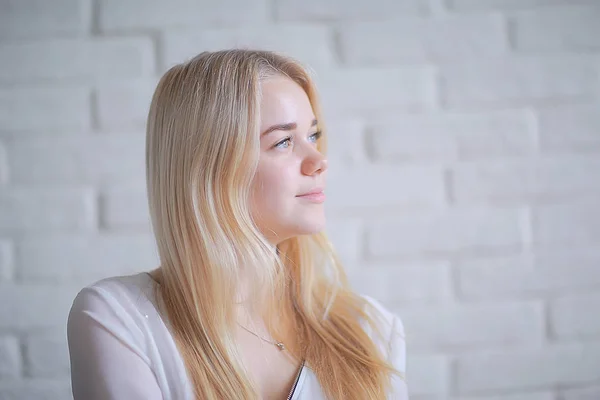 Portret Van Schoonheid Van Schattige Blonde Jonge Vrouw — Stockfoto