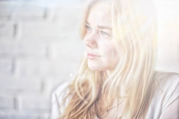 Beauty Porträtt Söt Blond Ung Kvinna Vita Kläder — Stockfoto