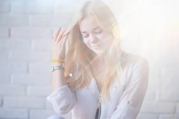 Schönheitsporträt Der Niedlichen Blonden Jungen Frau Weißen Kleidern — Stockfoto