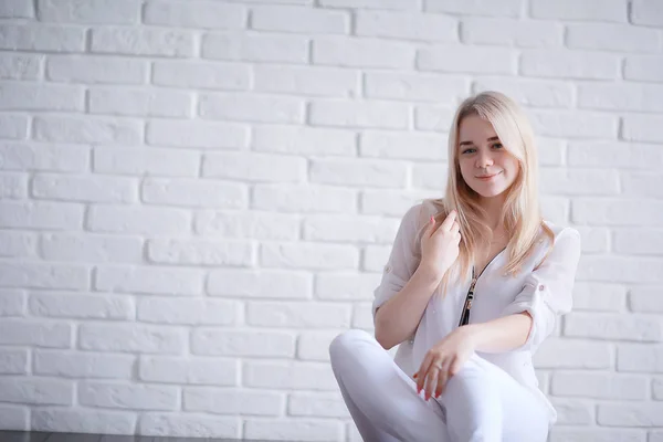 Portret Van Schoonheid Van Schattige Blonde Jonge Vrouw — Stockfoto