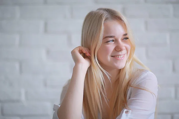 Portret Van Schoonheid Van Schattige Blonde Jonge Vrouw Witte Kleren — Stockfoto