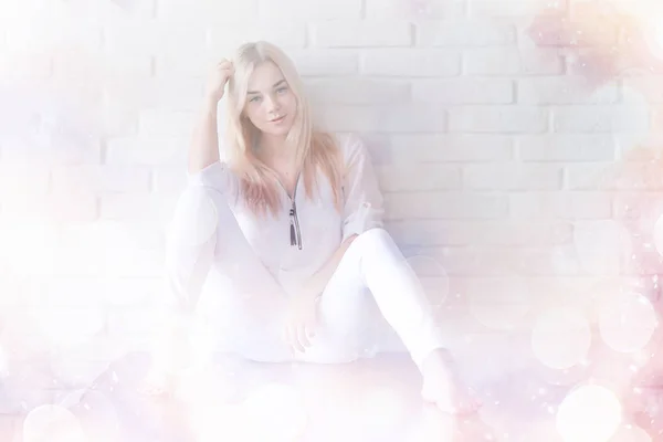 Portret Uroda Ładna Blondynka Młoda Kobieta Białych Strojach — Zdjęcie stockowe