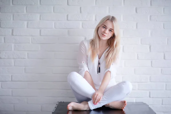 Ομορφιά Πορτρέτο Του Χαριτωμένο Ξανθιά Νεαρή Γυναίκα Άσπρα Ρούχα — Φωτογραφία Αρχείου