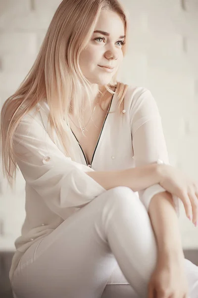 Ομορφιά Πορτρέτο Του Χαριτωμένο Ξανθιά Νεαρή Γυναίκα Άσπρα Ρούχα — Φωτογραφία Αρχείου