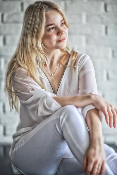 白い服でかわいい金髪の若い女性の美しさの肖像画 — ストック写真
