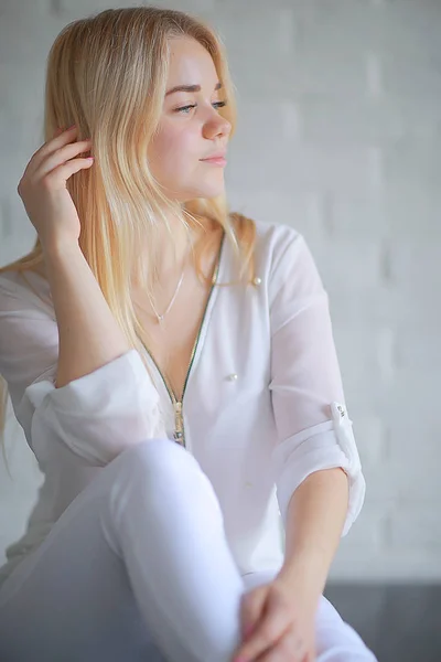 Retrato Beleza Mulher Jovem Loira Bonito Roupas Brancas — Fotografia de Stock