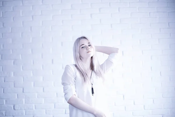 Retrato Beleza Mulher Jovem Loira Bonito Roupas Brancas — Fotografia de Stock