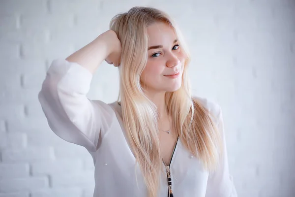 Portret Van Schoonheid Van Schattige Blonde Jonge Vrouw Witte Kleren — Stockfoto