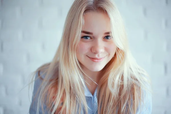 Portret Van Schoonheid Van Schattige Blonde Jonge Vrouw — Stockfoto