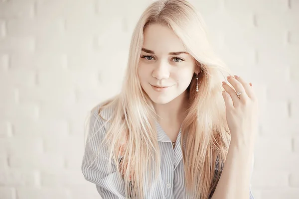 Portret Van Schoonheid Van Schattige Blonde Jonge Vrouw Witte Kleren — Stockfoto