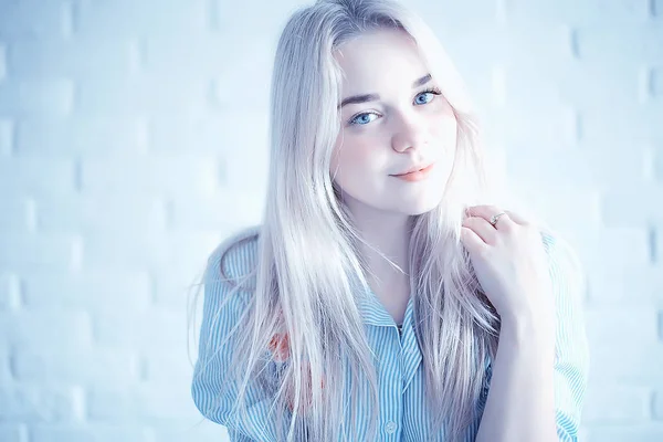 Портрет Молодої Привабливої Блондинки — стокове фото