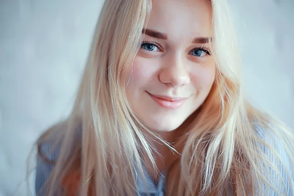 Portret Van Jonge Aantrekkelijke Blonde Vrouw — Stockfoto