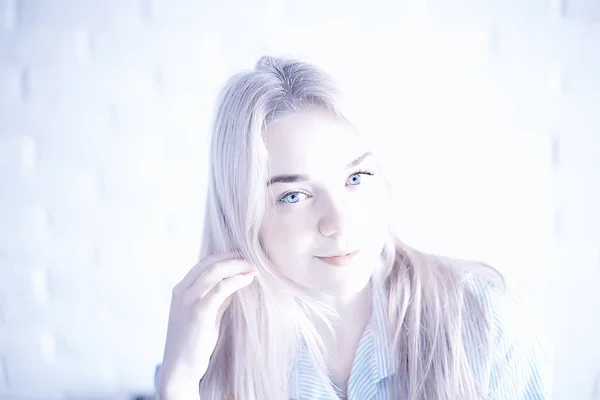 Красивый Портрет Симпатичной Блондинки Молодой Женщины — стоковое фото