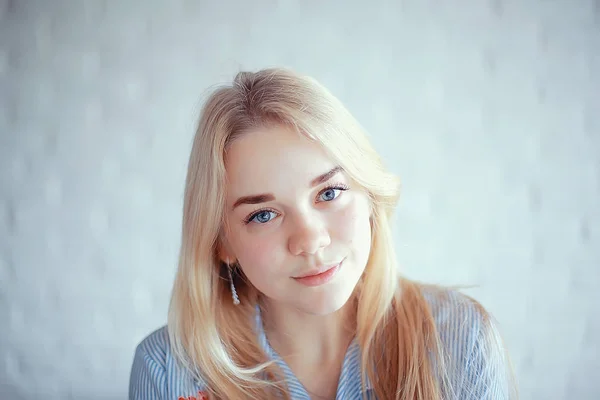 Portret Van Schoonheid Van Schattige Blonde Jonge Vrouw — Stockfoto