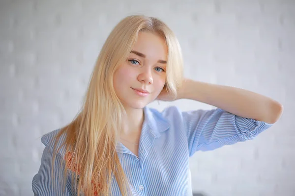 Portret Van Schoonheid Van Schattige Blonde Jonge Vrouw — Stockfoto