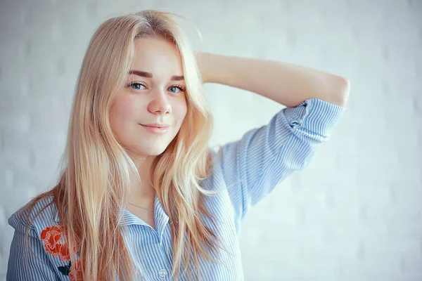 Portrait Jeune Femme Blonde Attrayante — Photo