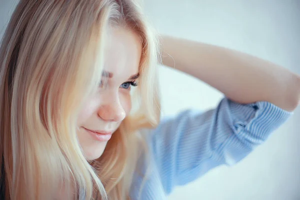 Portrét Mladé Atraktivní Blondýny — Stock fotografie