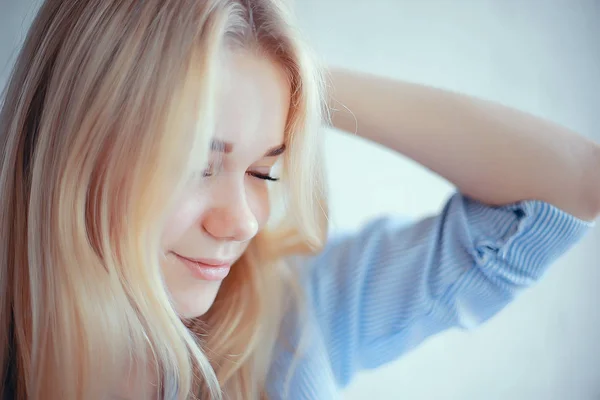 Portret Van Jonge Aantrekkelijke Blonde Vrouw — Stockfoto