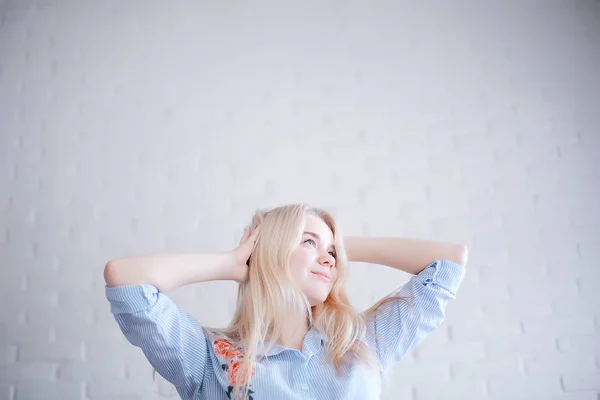 Portret Uroda Ładna Blondynka Młoda Kobieta — Zdjęcie stockowe