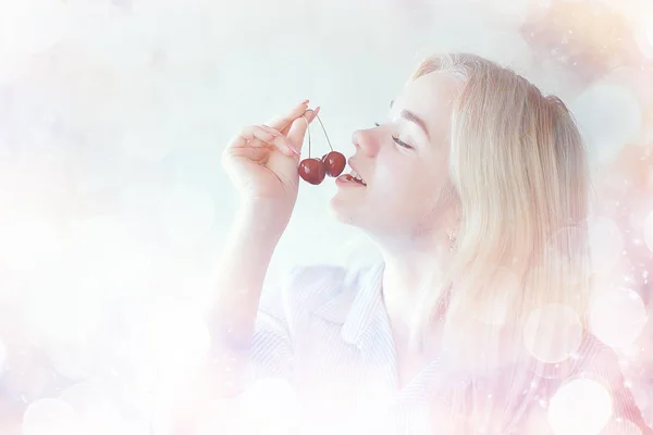 Bonito Jovem Loira Mulher Comer Fresco Cerejas — Fotografia de Stock