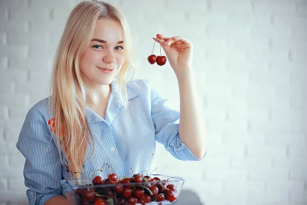 Cute Młoda Blondynka Kobieta Jedzenie Świeżych Wiśni — Zdjęcie stockowe