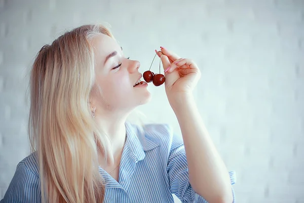 Linda Joven Rubia Comiendo Cerezas Frescas — Foto de Stock