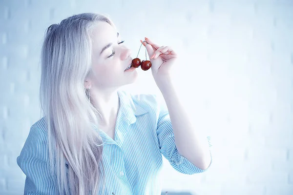 Leuke Jonge Blonde Vrouw Verse Kersen Eten — Stockfoto