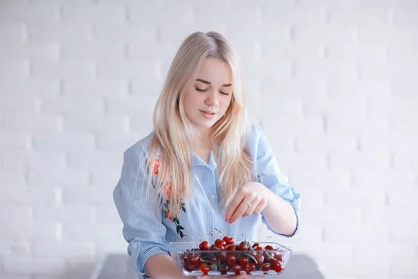 可爱的年轻金发碧眼的女人吃新鲜的樱桃 — 图库照片