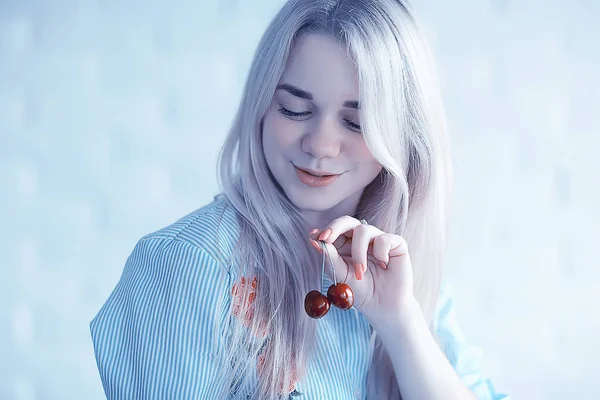 Bonito Jovem Loira Mulher Comer Fresco Cerejas — Fotografia de Stock