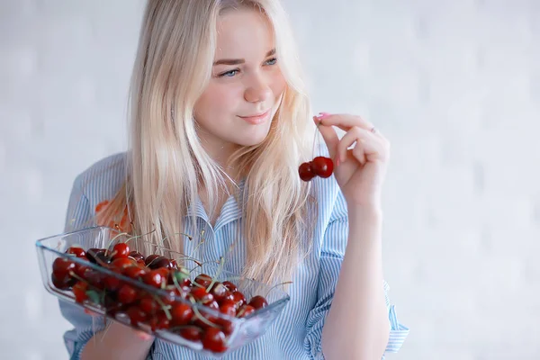 Cute Młoda Blondynka Kobieta Jedzenie Świeżych Wiśni — Zdjęcie stockowe