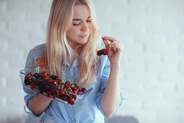 Bonito Jovem Loira Mulher Comer Fresco Cerejas — Fotografia de Stock
