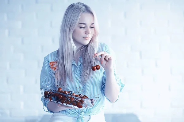 Leuke Jonge Blonde Vrouw Verse Kersen Eten — Stockfoto
