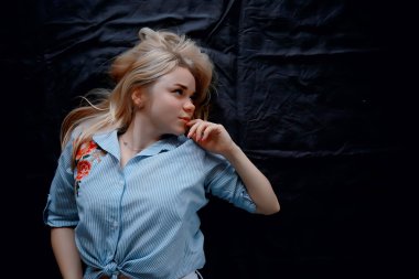 Sevimli sarışın genç kadın güzellik portresi