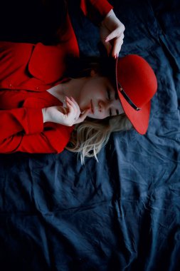 Çekici sarışın bir kadının portresi.