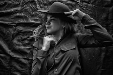 Çekici sarışın bir kadının portresi.