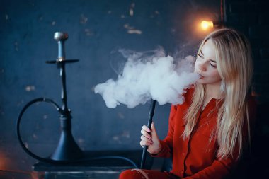 kırmızı giysili nargile sigara sarışın çekici genç kadın