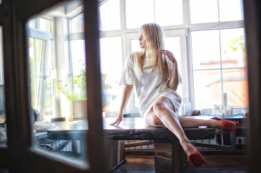 Sevimli sarışın genç kadın güzellik portresi