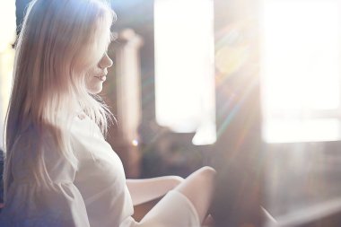 Sevimli sarışın genç kadın güzellik portresi