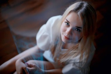 Sevimli sarışın genç kadın güzellik portresi