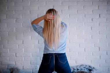 kot pantolon, ince kalça, portre çekici genç kadın