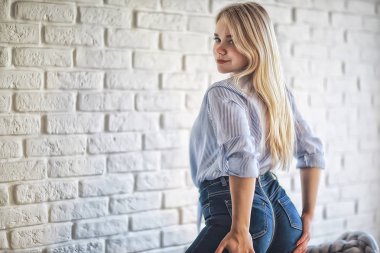 kot pantolon, ince kalça, portre çekici genç kadın