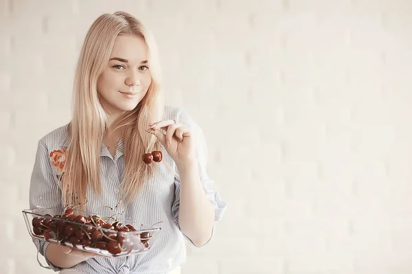 Söt Ung Blond Kvinna Äta Färska Körsbär — Stockfoto