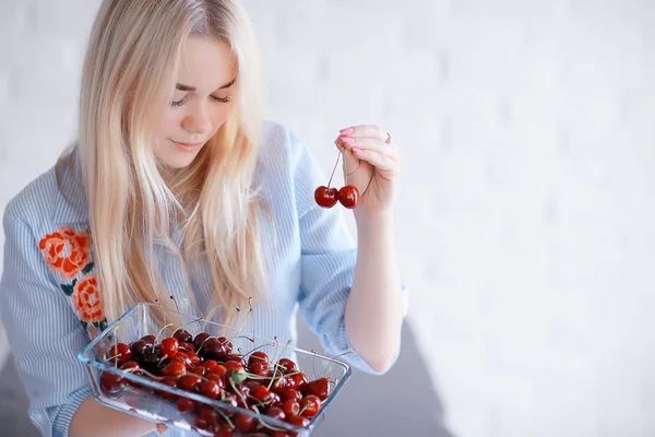 Linda Joven Rubia Comiendo Cerezas Frescas —  Fotos de Stock