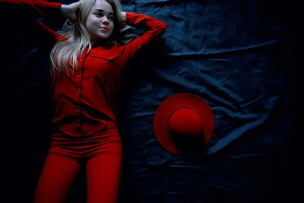 Jolie Jeune Femme Blonde Portant Des Vêtements Rouges Chapeau Rouge — Photo