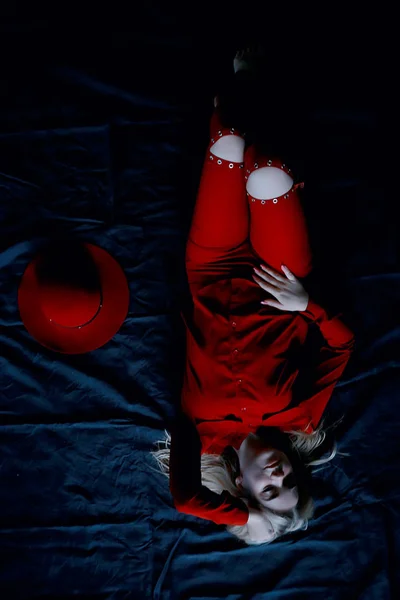 Attraktiva Unga Blonda Kvinnan Bär Röda Kläder Och Red Hat — Stockfoto