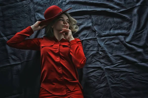 Atraente Jovem Loira Mulher Vestindo Roupas Vermelhas Chapéu Vermelho — Fotografia de Stock